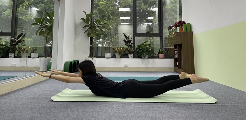 nằm sấp nâng tay